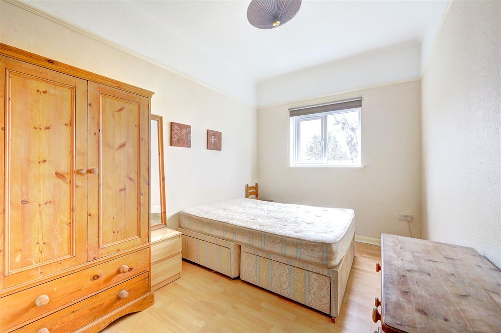 Property photo 3 of 6 Bedroom.Jpg