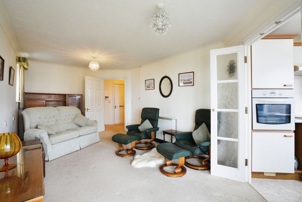 Property photo 3 of 13 Lounge