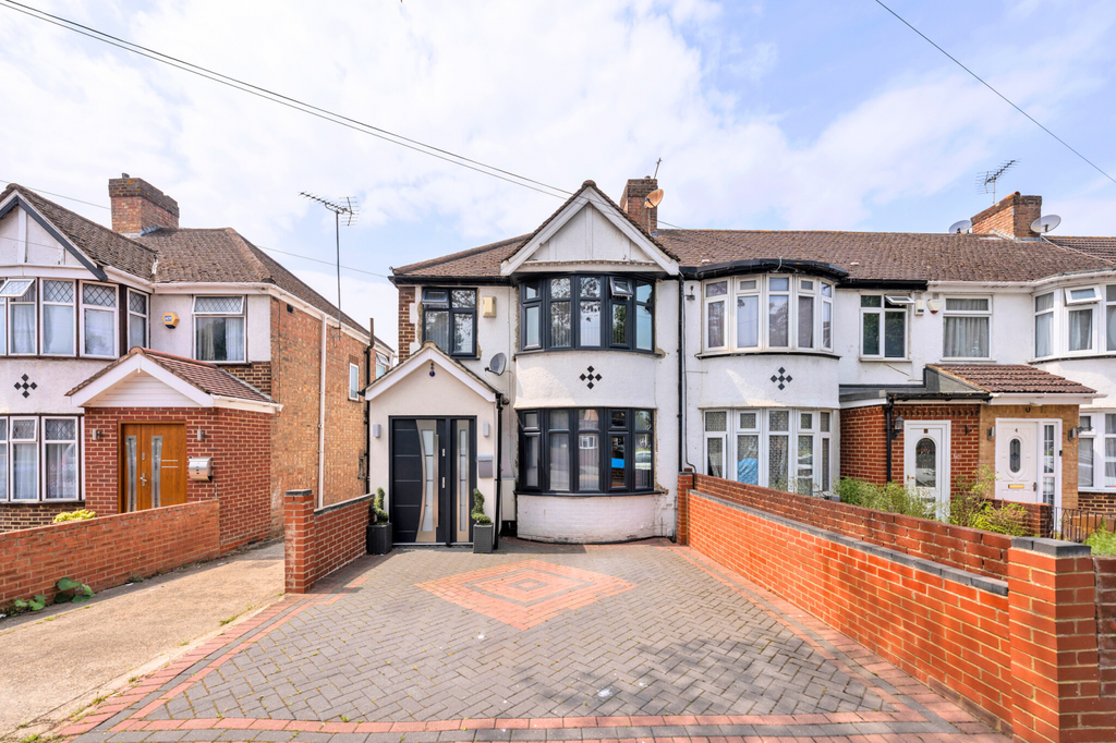 Property photo 1 of 18 Three Bedroom Semi Detached House For Sale In Hayes
