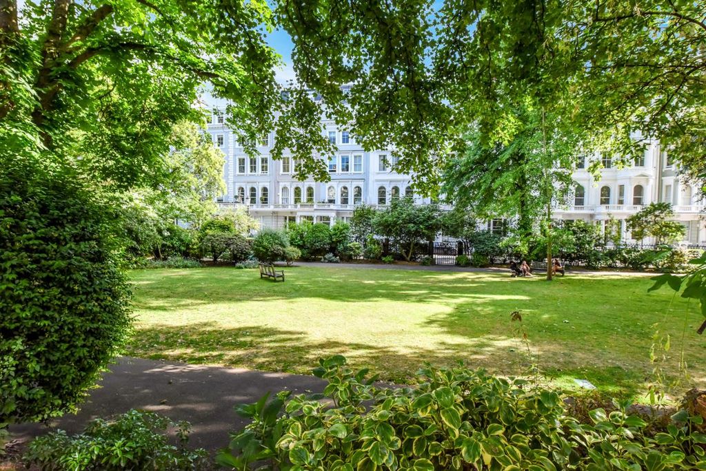 Property photo 2 of 9 Communal Gardens .Jpg
