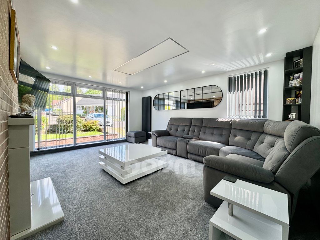 Property photo 3 of 22 Arran Crescent, Beith Lounge Pic