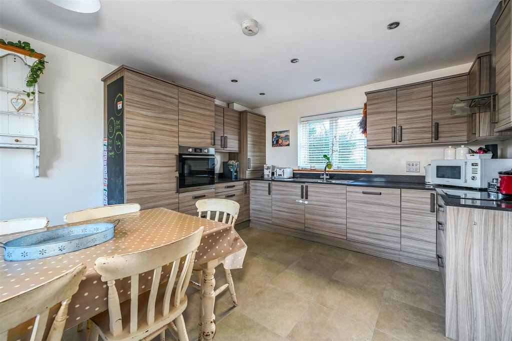 Property photo 3 of 13 6 Royal Oak Close Tn31 (4)