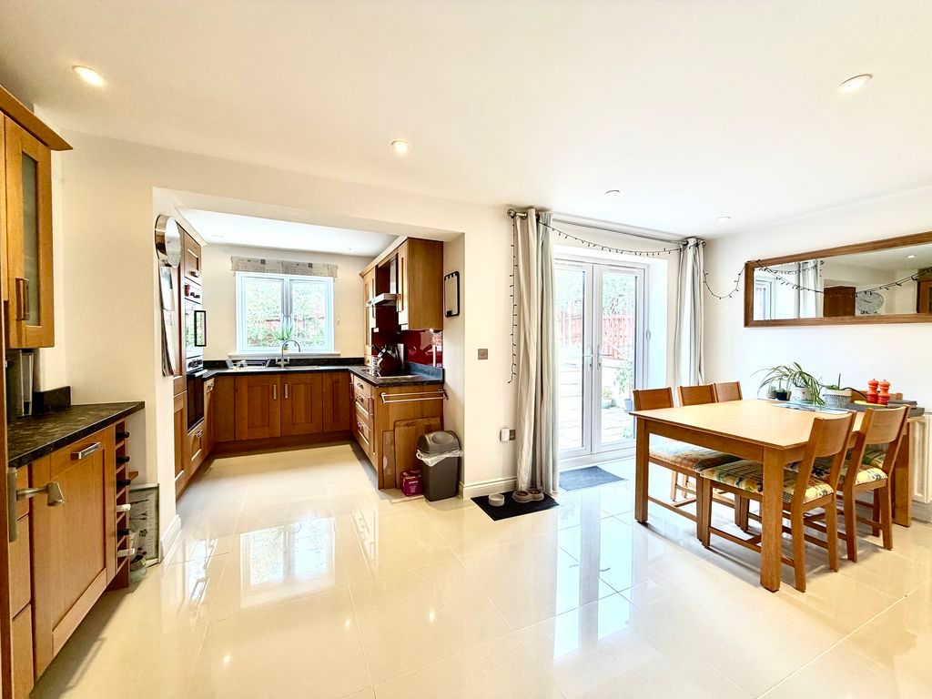 Property photo 3 of 20 Dining Kitchen