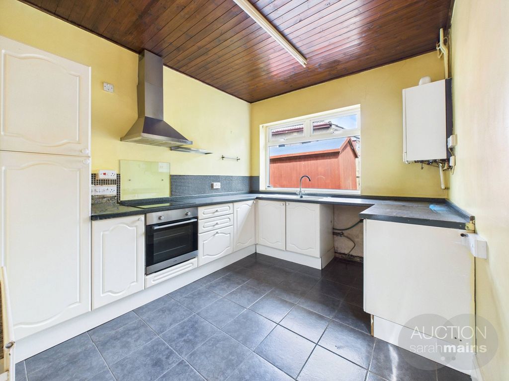 Property photo 3 of 9 Kitchen