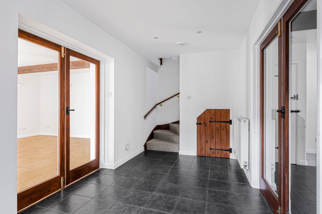Property photo 3 of 21 Entrance Hall