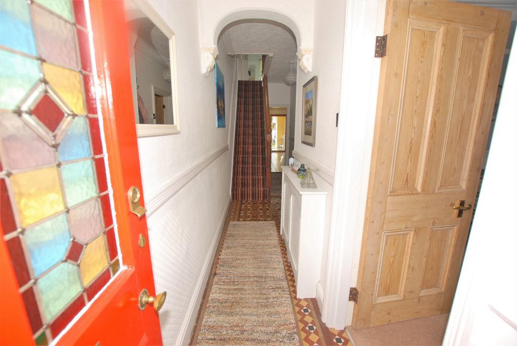 Property photo 3 of 19 Entrance Hall