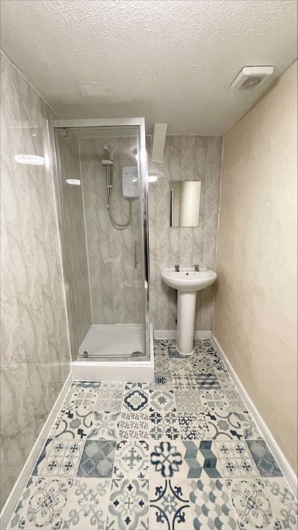 Property photo 3 of 12 Photo 6