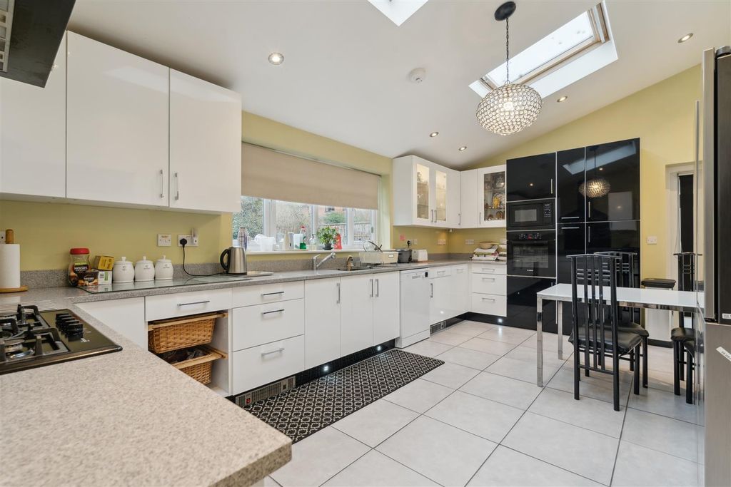 Property photo 3 of 26 Kitchen