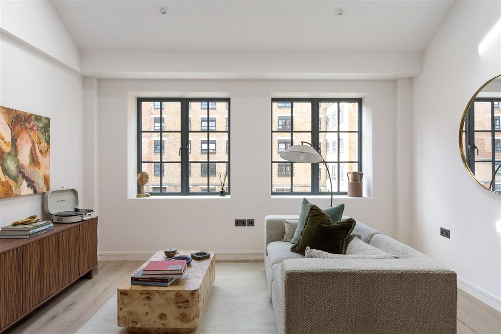 Property photo 1 of 13 Hollybush Gardens, E2