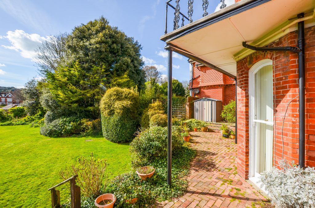 Property photo 2 of 25