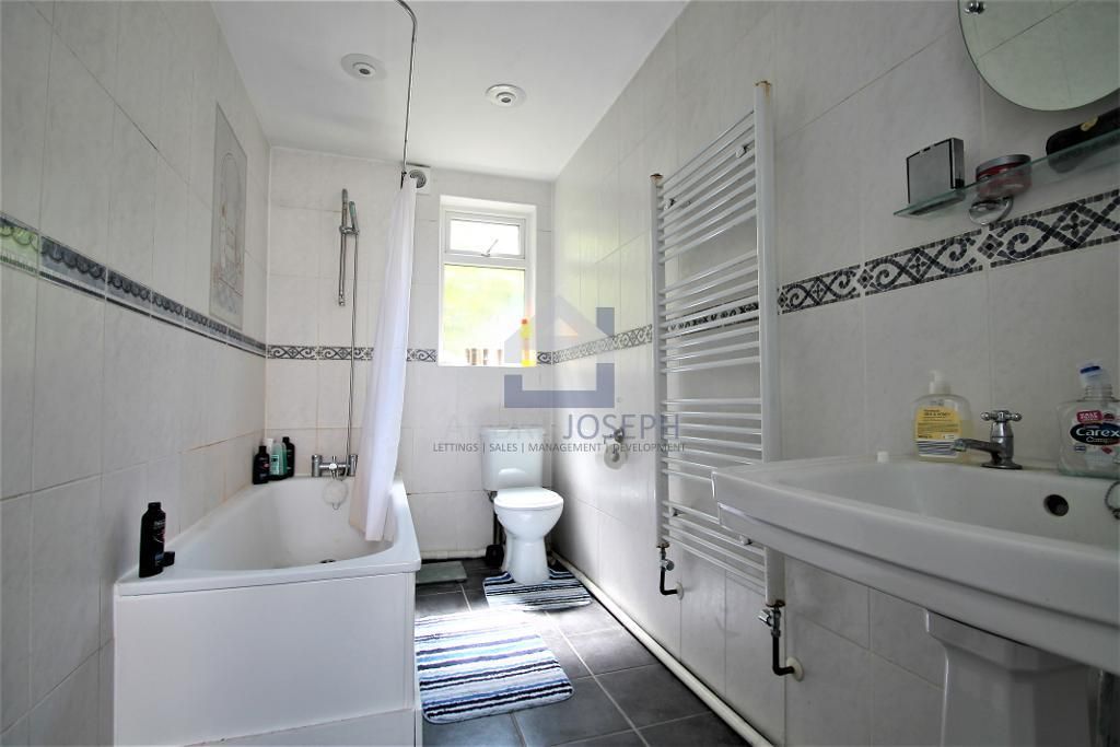 Property photo 3 of 9 Bathroom
