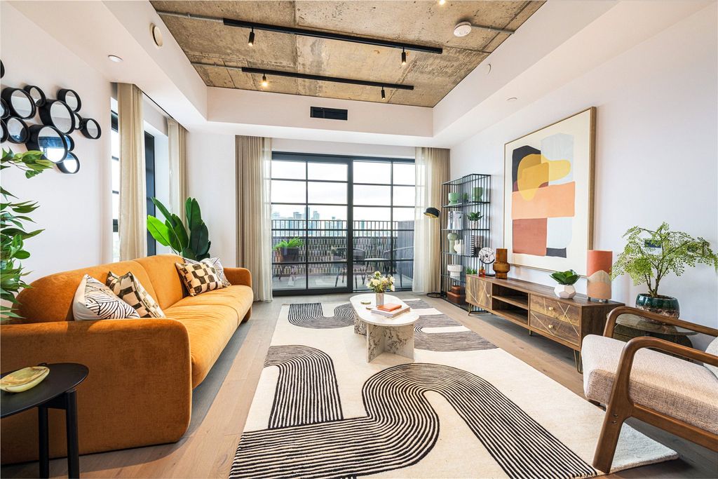 Property photo 3 of 14 Living