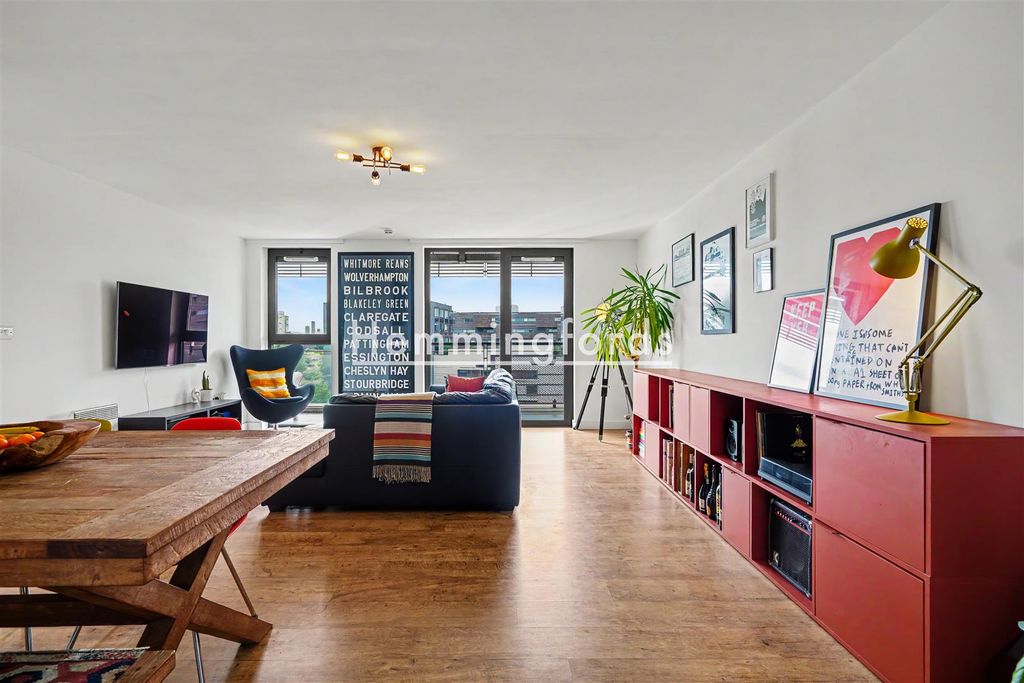 Property photo 3 of 15 Palmers Road E2-3.Jpg
