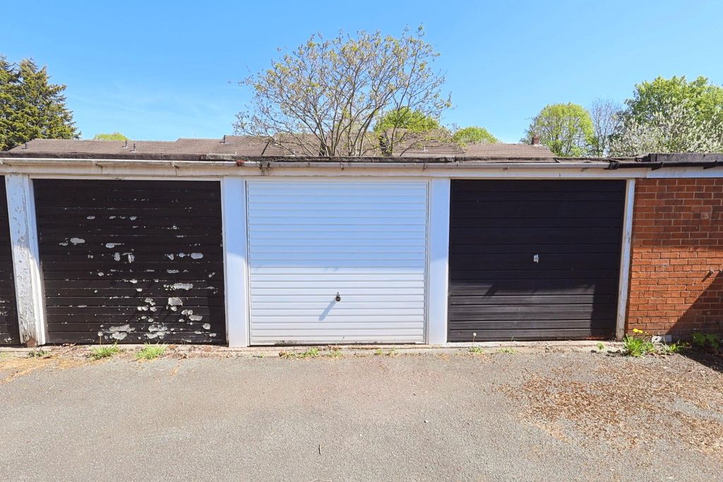 Property photo 2 of 11 Garage
