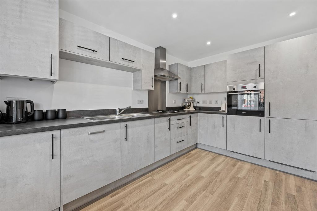 Property photo 2 of 25 Kitchen/Breakfast Room