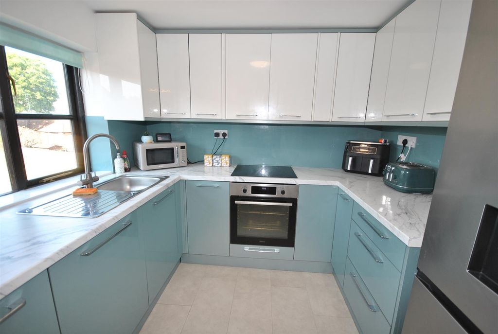 Property photo 2 of 9 Kitchen