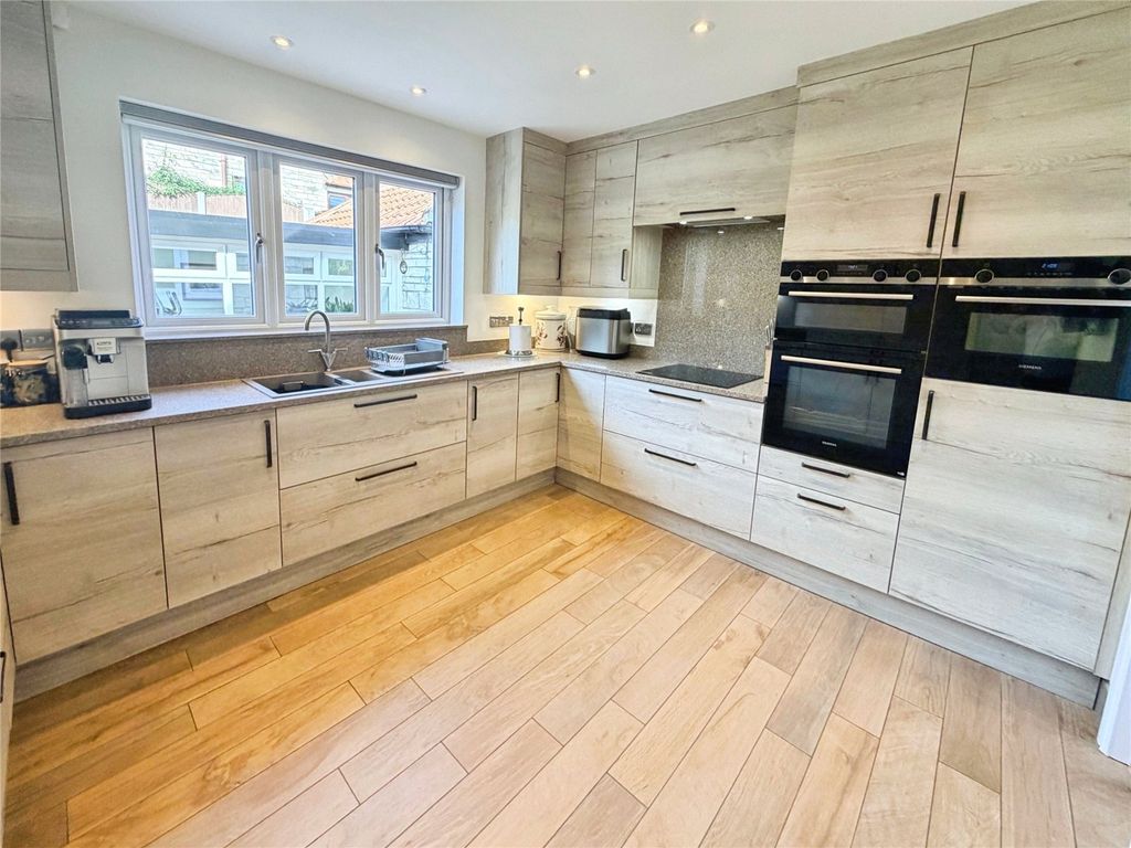 Property photo 2 of 33 Modern Kitchen