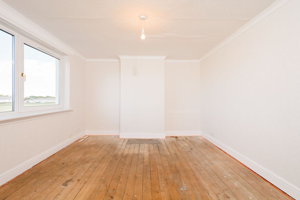 Property photo 3 of 16 Livingroom