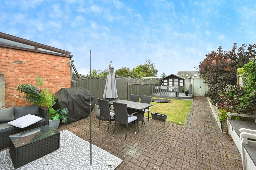 Property photo 2 of 17 Garden
