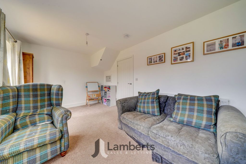 Property photo 3 of 17 Lounge