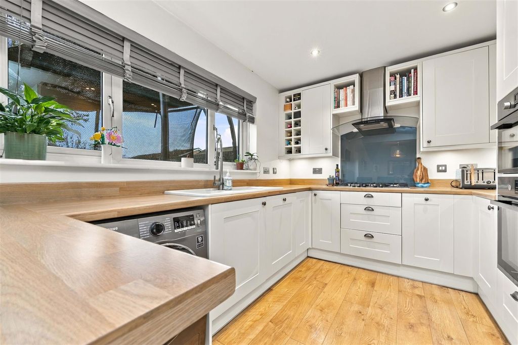Property photo 2 of 18 Rowan Road, Havant-Small-Porticomarketing-Nexa-22.