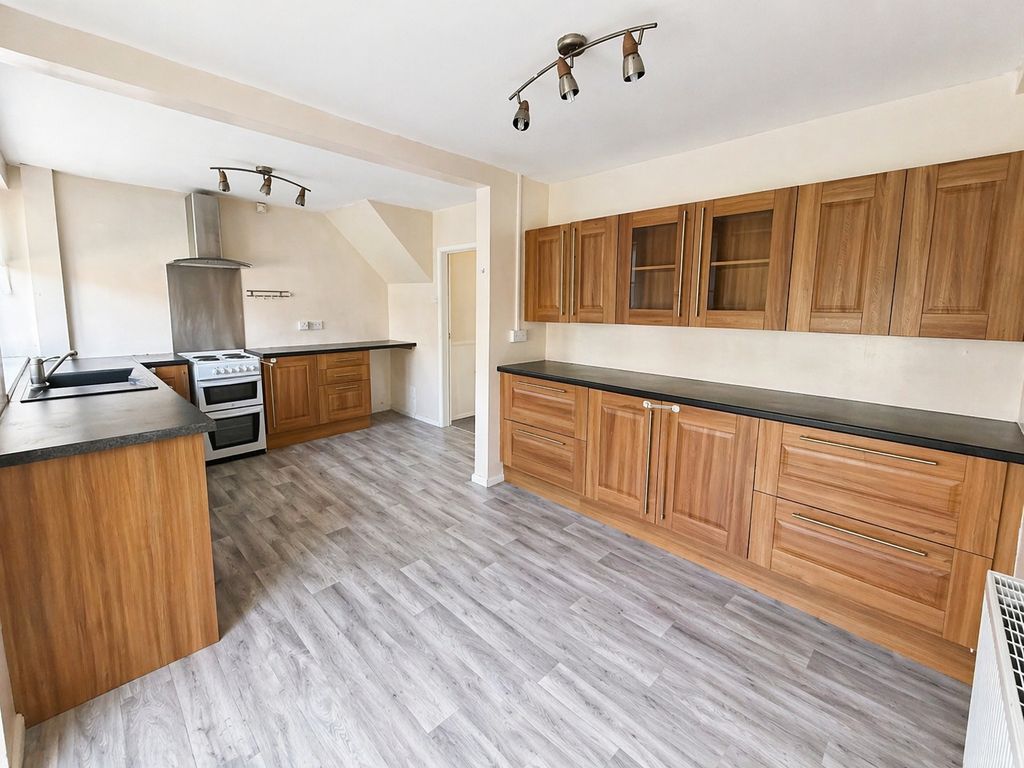 Property photo 3 of 11 Kitchen