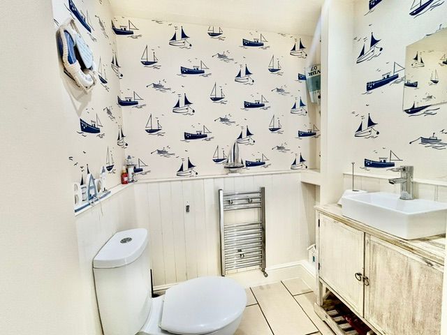 Property photo 2 of 19 Cloakroom