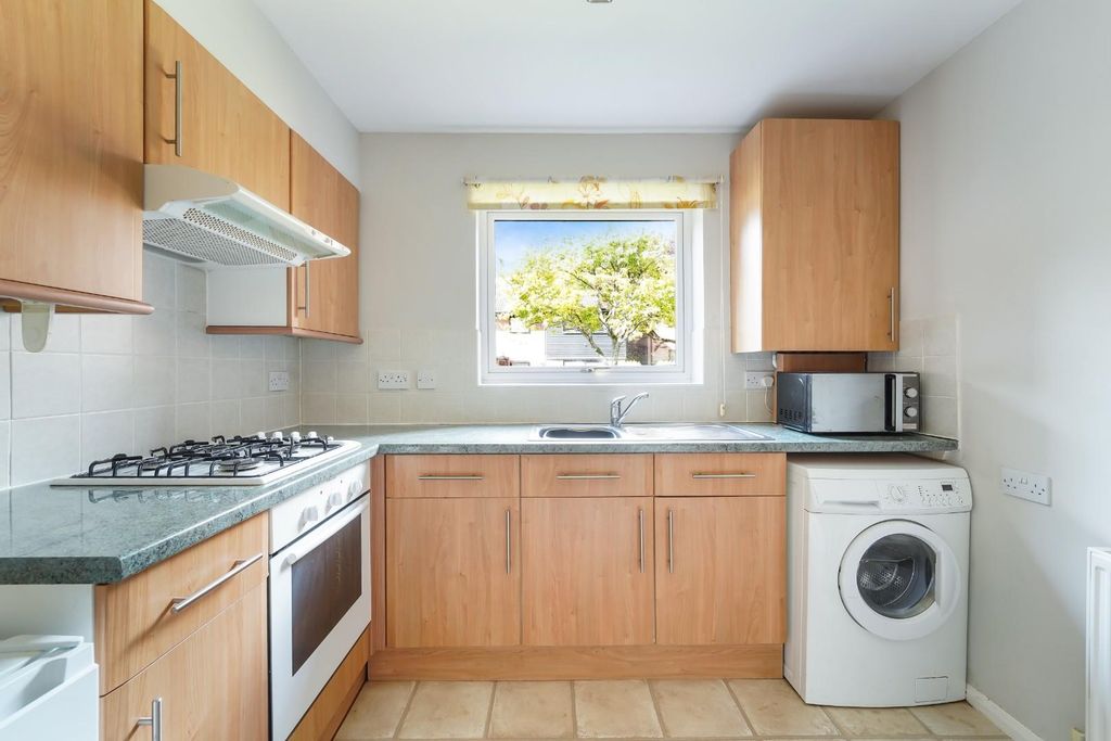 Property photo 3 of 13 Heathside Court