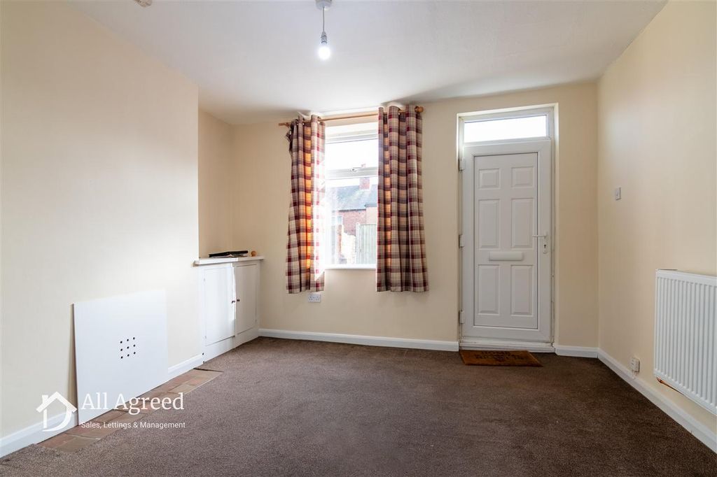 Property photo 2 of 11 Lounge