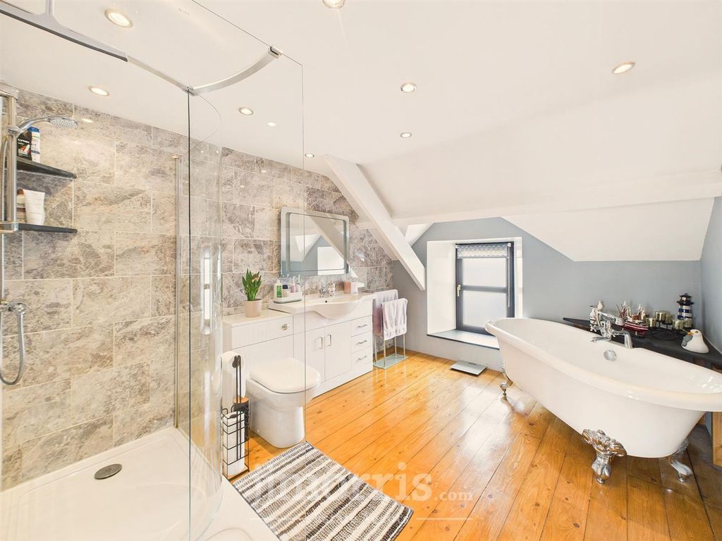 Property photo 3 of 29 En Suite Bathroom