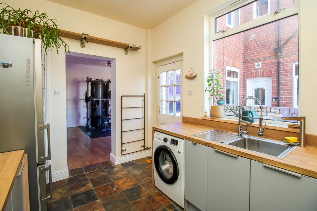 Property photo 3 of 11 Kitchen