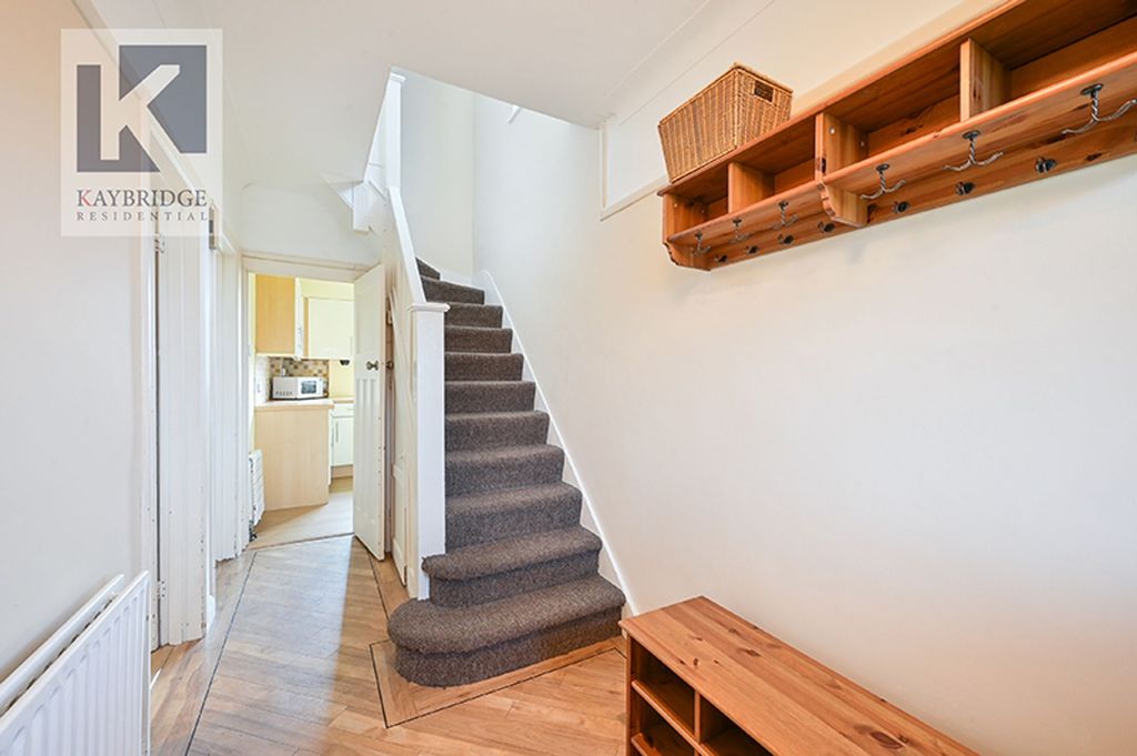 Property photo 2 of 16 Ravensfield Gardens, Kt19 0Sr