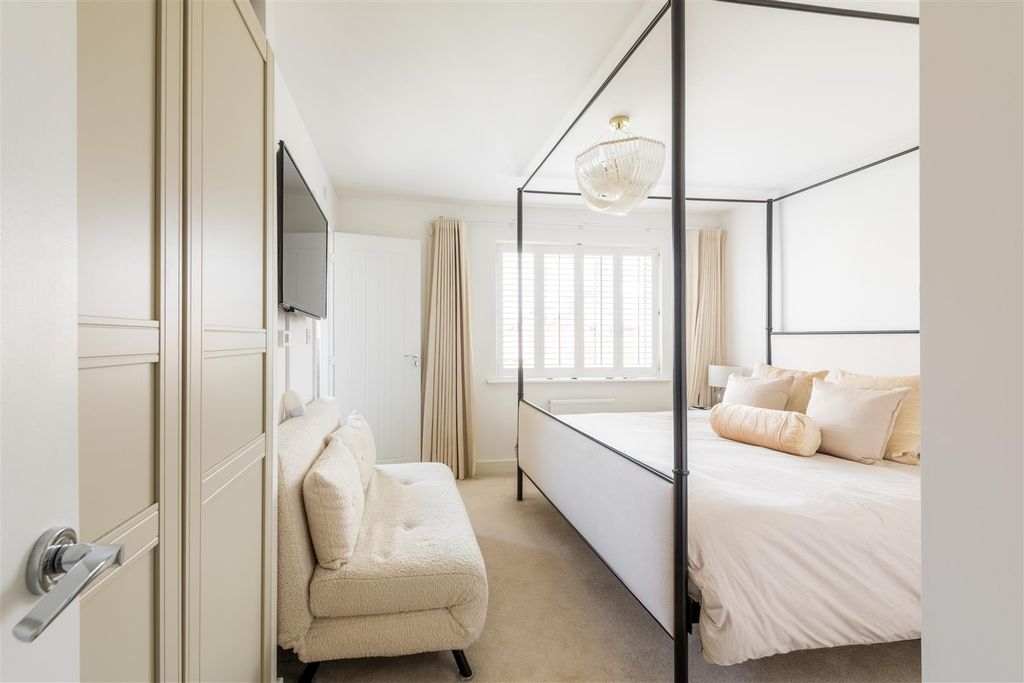 Property photo 3 of 22 60 Barton Way-17.Jpg