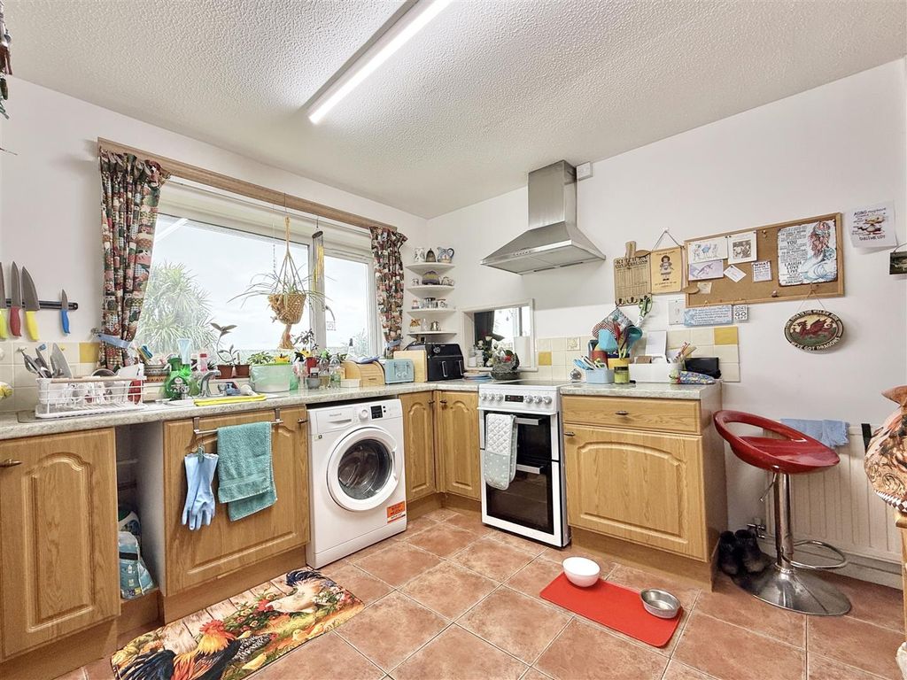 Property photo 3 of 13 Kitchen..Jpeg