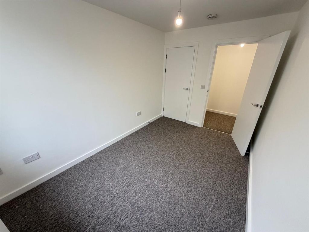 Property photo 3 of 4 Bedroom.Jpg