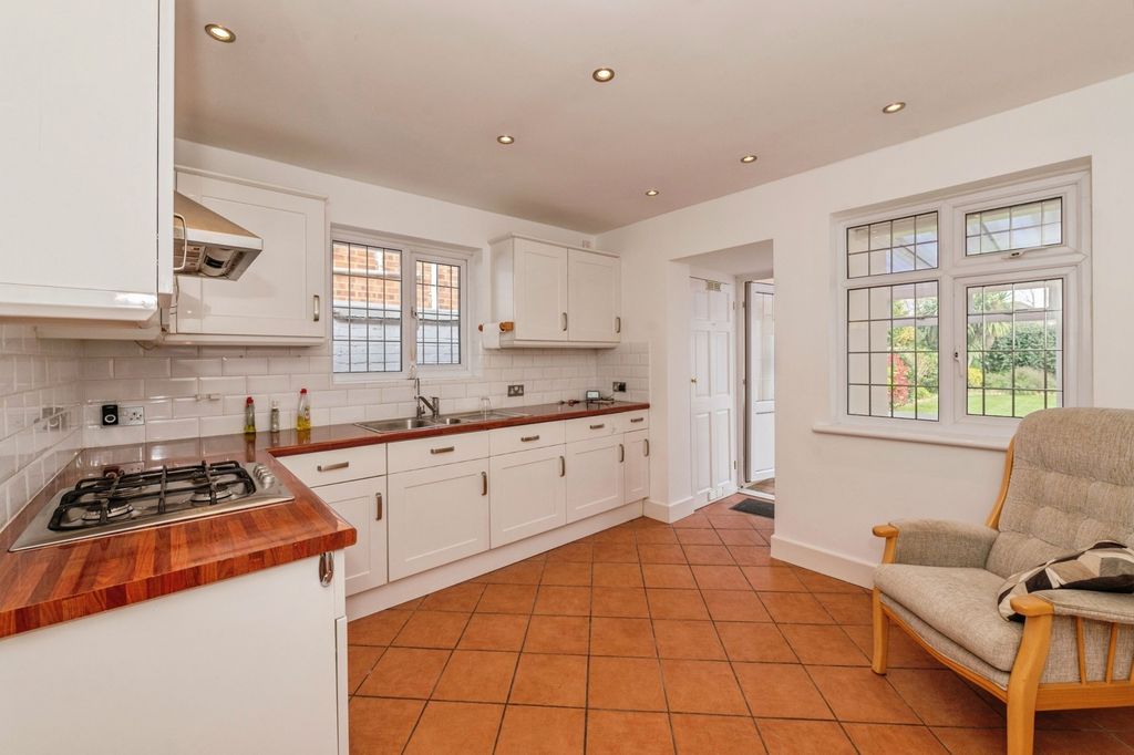 Property photo 2 of 17 .