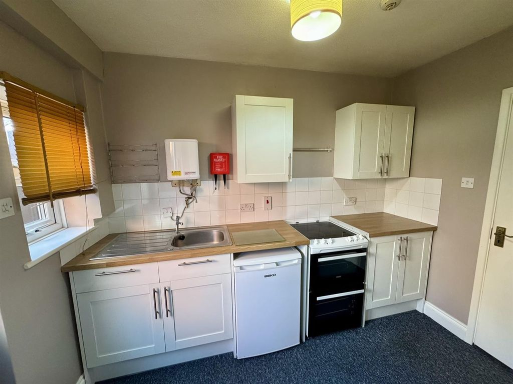 Property photo 3 of 7 Kitchen (1/3)