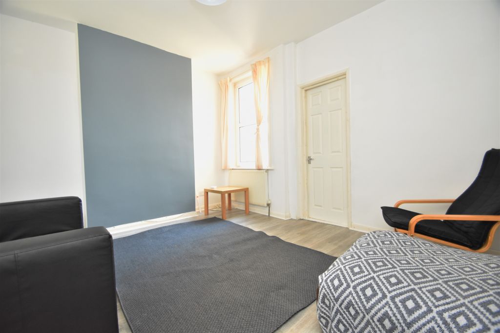 Property photo 3 of 9 Photo 04