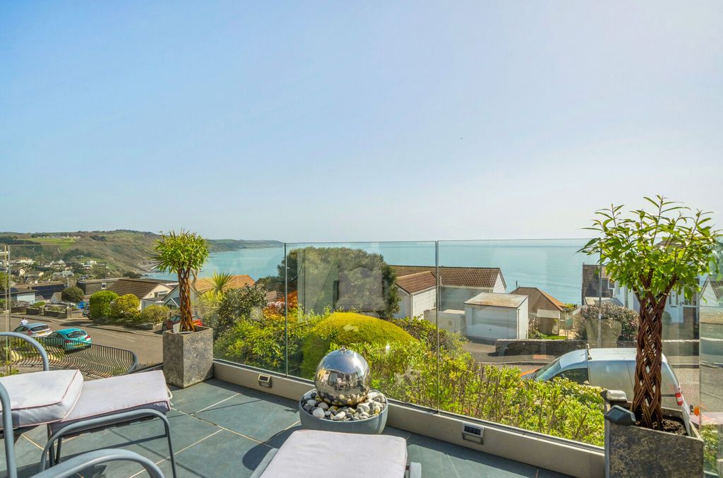 Property photo 3 of 16 Terrace