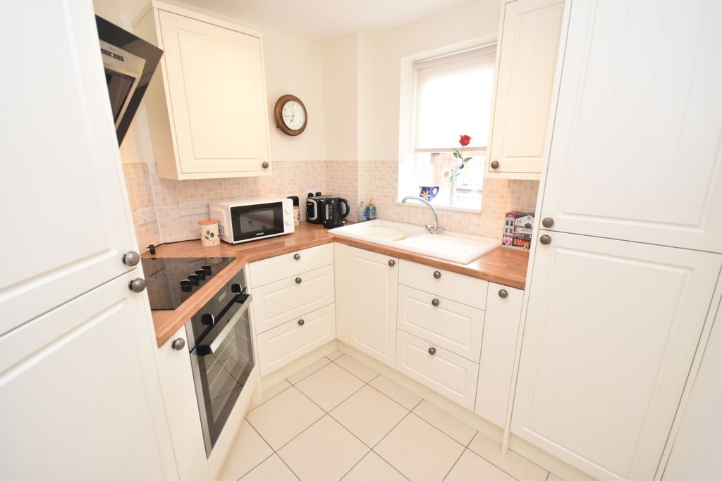 Property photo 2 of 10 Kitchen