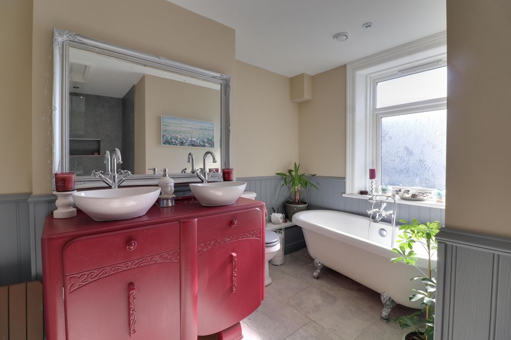 Property photo 3 of 32 Bathroom