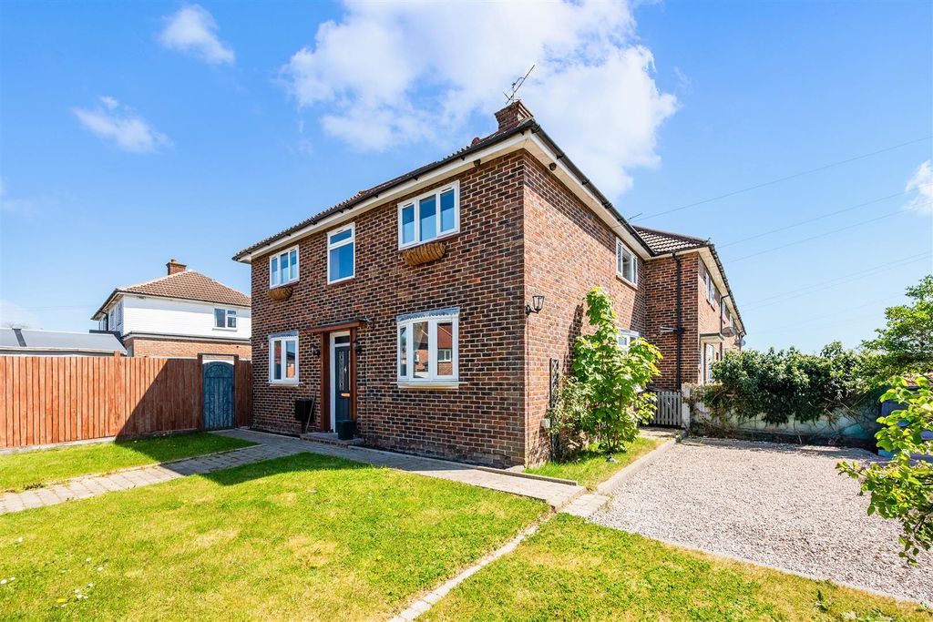 Property photo 1 of 18 Radstock Way (18).Jpg