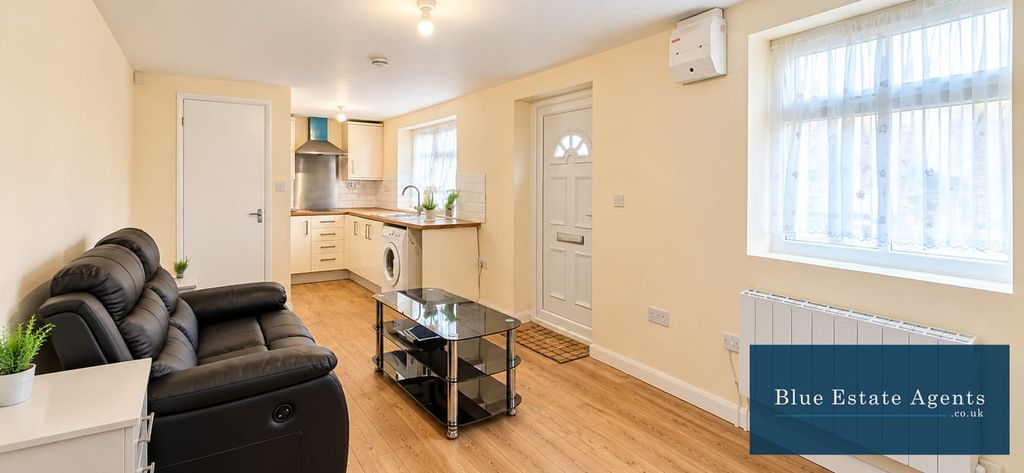 Property photo 2 of 5 Studio Flat