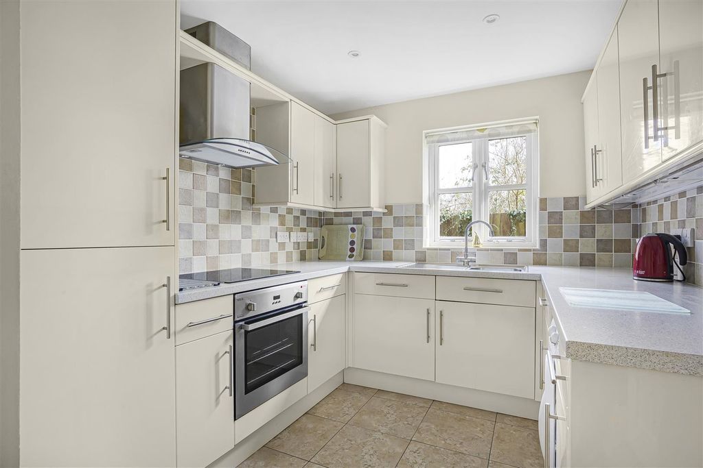 Property photo 3 of 11 Kitchen