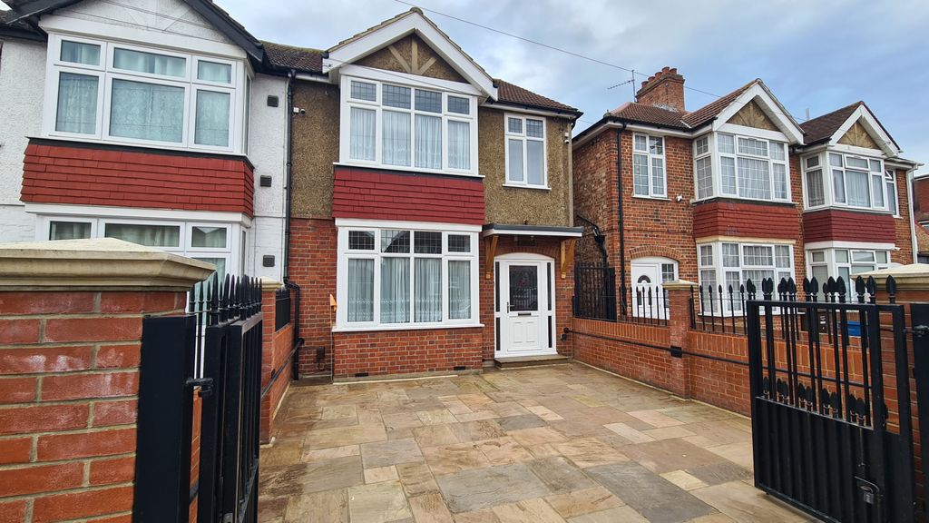 Property photo 1 of 6 Studio Room To Rent