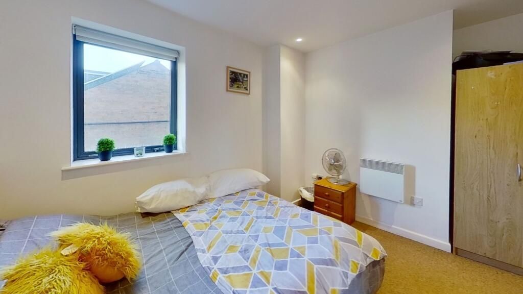 Property photo 3 of 7 A Cozy Double Bedroom Featuring A Comfortable Doub...