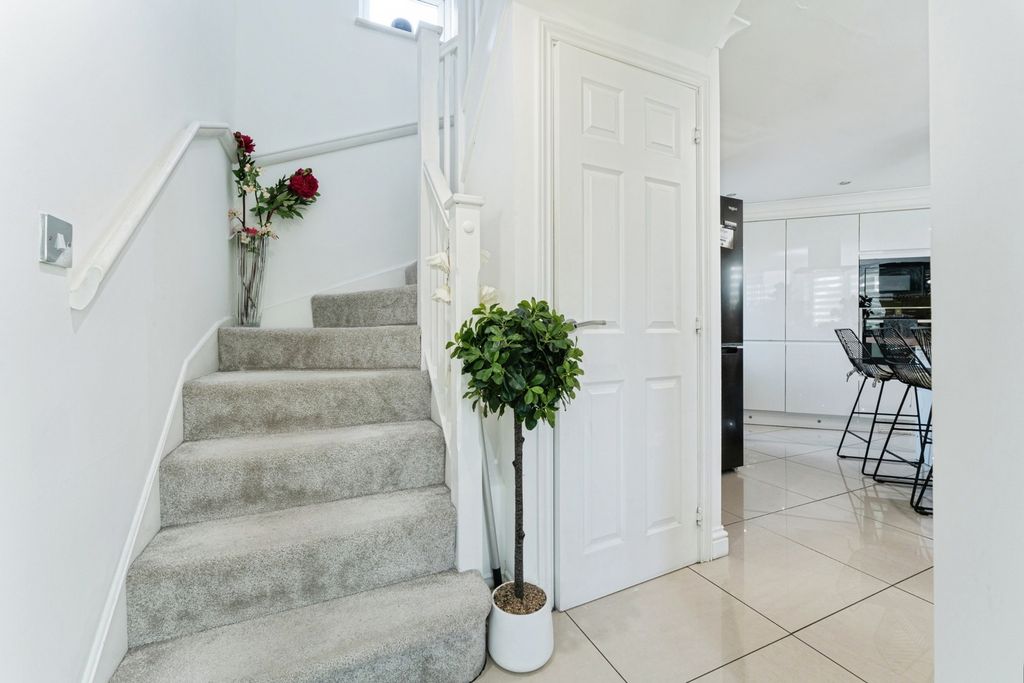 Property photo 3 of 19 Pbox-Img.Jpg