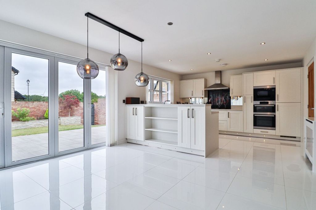 Property photo 2 of 14 Dining/Kitchen