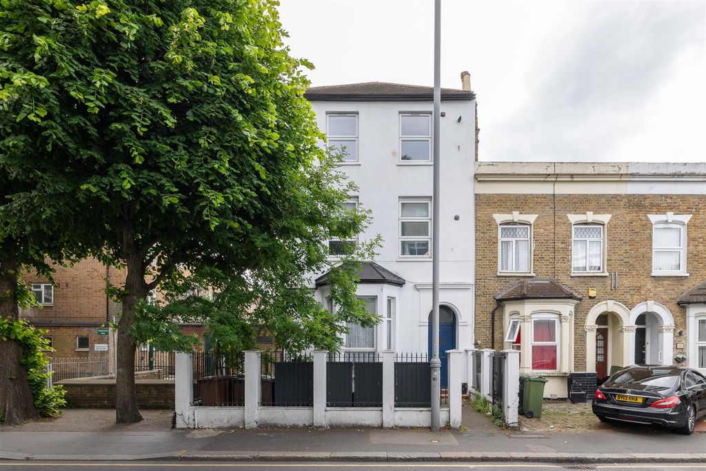 Property photo 1 of 20 Grange Park Road E10
