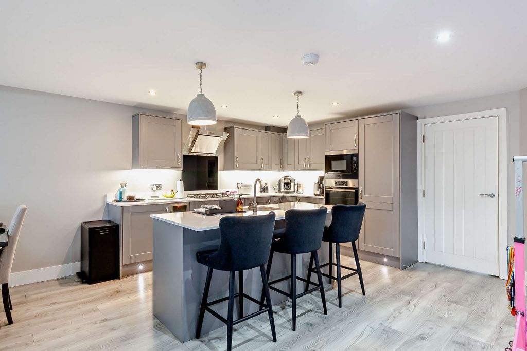 Property photo 3 of 24